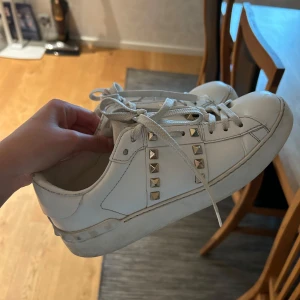 Vita sneakers med nitar från Valentino - TRYCK EJ PÅ KÖP!! Intessekoll på mina valentino skor, bra skick. Box tillhör!!