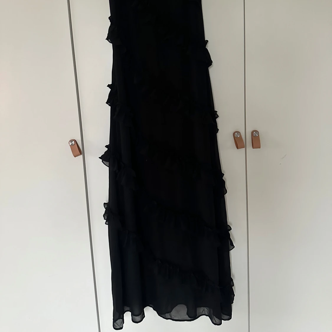 Svart långklänning med volanger - 1