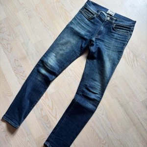 Acne Studios Jeans - Ett par tväääärfeta jeans från Acne Studios med nypris upp mot 3000 kr! Tvätten på dessa jeans är helt otroligt snygg och jeansen har fina slitningar på bakfickorna. PRISET ÄR EJ HUGGET I STEN! Strl 29/32