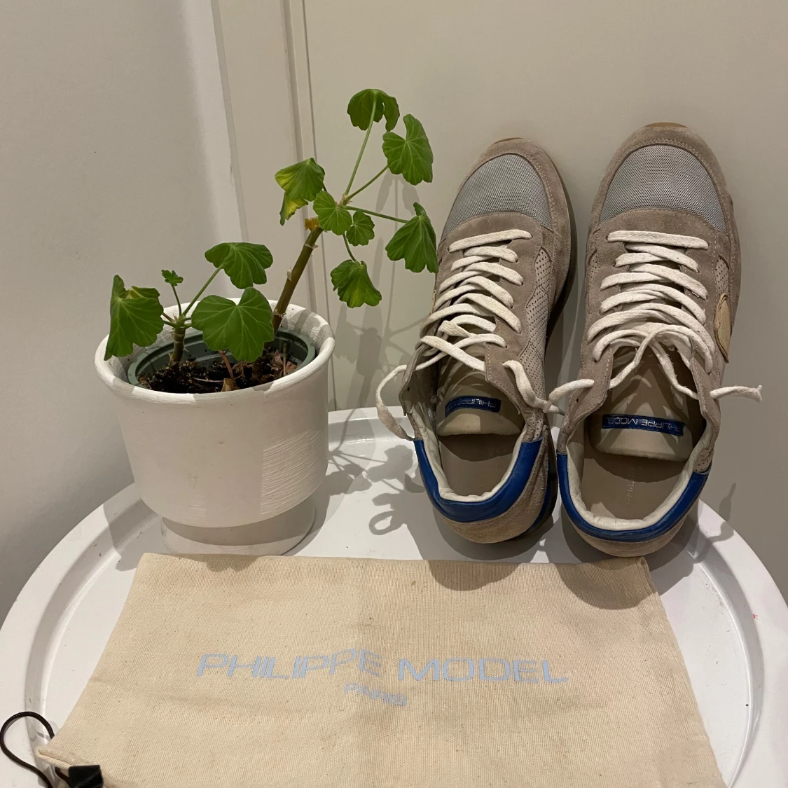 Philippe Model sneakers i beige och blå - 1