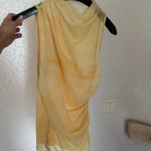 Gul meshtopp - Gul mesh topp med en one shoulder linne under, aldrig använd  💕