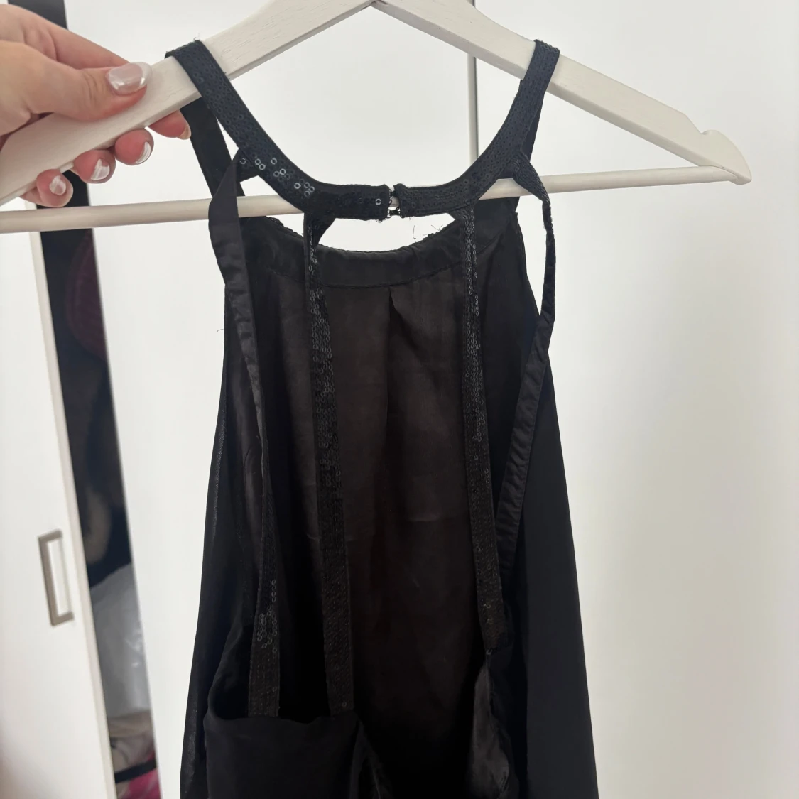 Svart halterneckklänning - 2