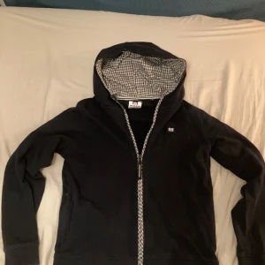 Svart hoodie från Weekend Offender - Säljer en svart hoodie från Weekend Offender i 100% bomull. Säljer pga att den är för liten. Skick 10/10✅