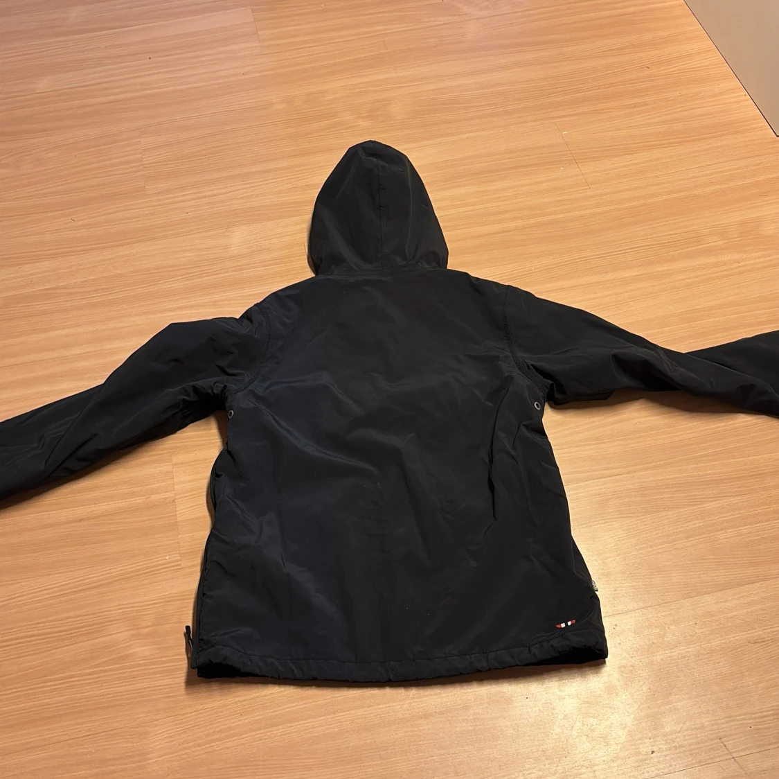 Svart vindjacka med huva från Napapijri - 1