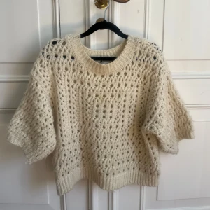 Beige stickad tröja  - Säljer en beige stickad tröja med hål och kortare ärmar. Tröjan är använd fåtal gånger så den är i BRA skick! Hör av dig vid frågor 💕