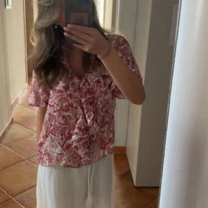 Söt sommartopp  - En söt somrig topp som man kan använda till många olika underdelar. Har inte använt den så mycket så den är i mycket bra skick!! Skriv för fler bilder 🩷