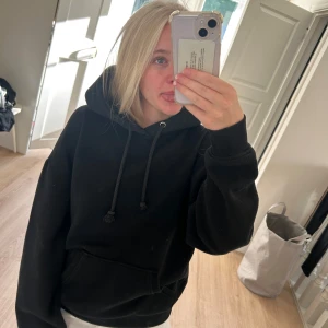 Svart hoodie från BikBok - En svart hoodie från BikBok i storlek xs. Skulle säga att den är som en S. Ganska tjock och skön
