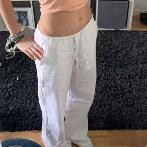 Low waist linnebyxor - Jätte fina köpt för 400, . Passar mig som är 172, Lågmidjade och jätte snygga. Inga fläckar på den