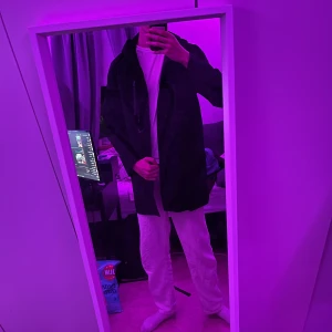 Svart Carmel Car Coat från Berkeley - Säljer en svart Carmel Car Coat från Berkeley. Jackan är vatten- och vindtät med andningsfunktion, har dragkedja och klassisk design. Perfekt för dig som vill ha en stilren och funktionell jacka till vardags.