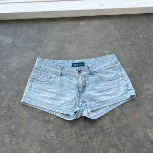 Jeansshorts  - Så sjukt snygga lågmidjade ljusblå jeansshorts. Har tyvärr ingen bild på då de inte passar mig. Midjemått ca 39 cm💕