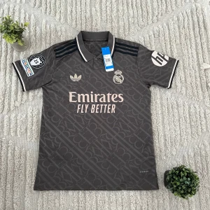 Real Madrid T-Shirt ”Mbappe” - Tjena! Säljer nu min Real Madrid tröja. Skicket på tröjan är 9/10. Den är stolek S. Priset kan diskuteras👍. Vid fler frågor/bilder är det bara att höra av sig 👍👍