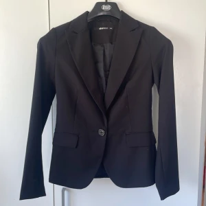 Svart kostymjacka från Gina - Är i storlek 34 som är xs. Är från gina tricot. Nästan aldrig använd❤️Priset går att diskutera