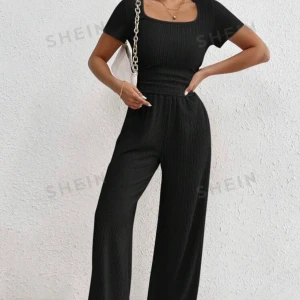 Svarta ribbade byxor med vida ben - Säljer ett par svarta ribbade byxor med hög midja och vida ben. Byxorna har en bekväm passform och är perfekta för en stilren och avslappnad look. Materialet är mjukt och stretchigt för extra komfort.