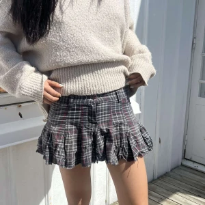 Lågmodjad Rutig minikjol med volang - Så söt rutig volangkjol i grå/svart 💝