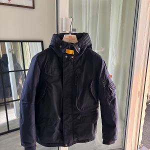 Parajumpers vinterjacka - Säljer nu denna snygga Parajumpers vinter jacka som inte kommer till användning.  Tags och kvitto finns! Hör gärna av dig om det är något du funderar över. Leon