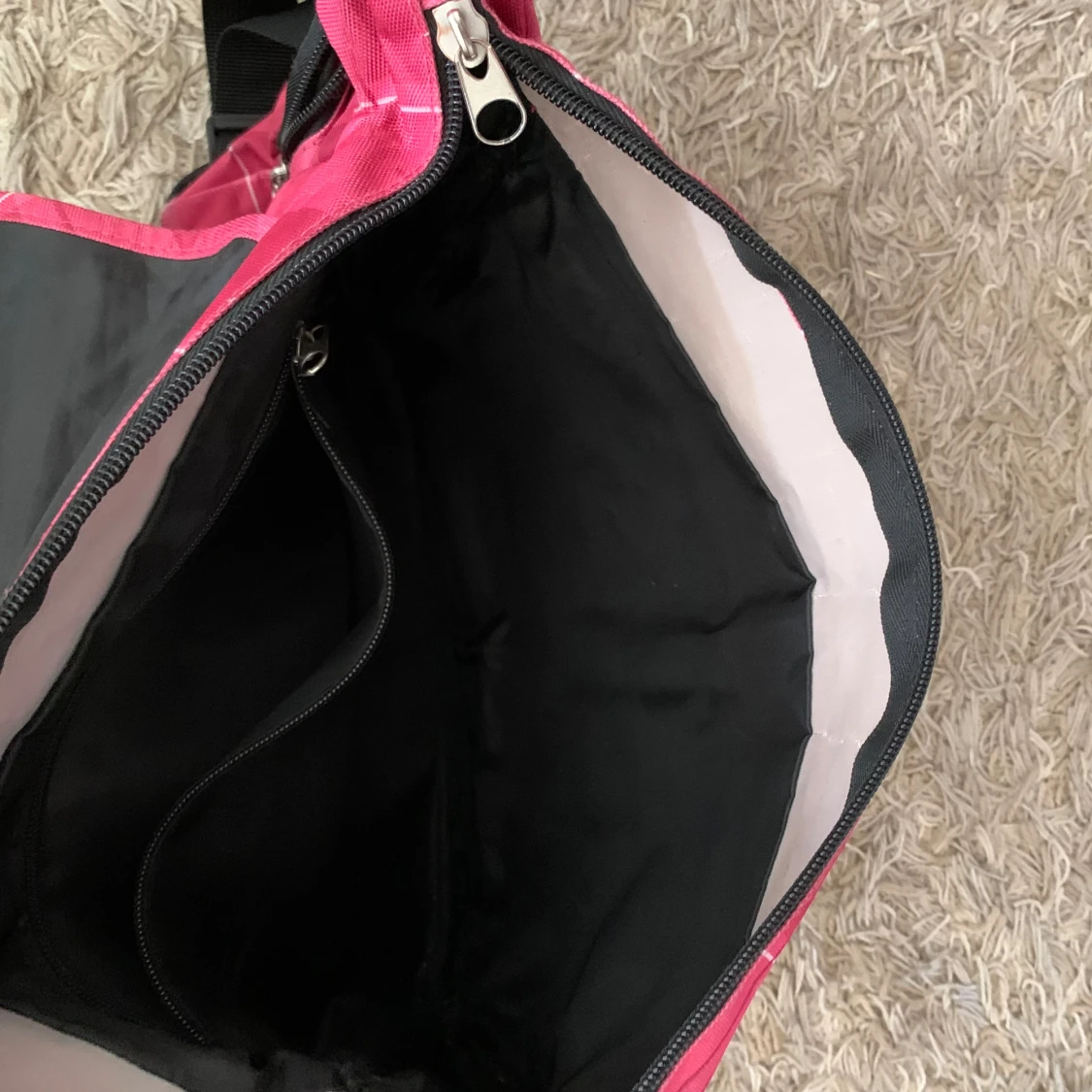 Rutig rosa axelväska med flera fack - 3