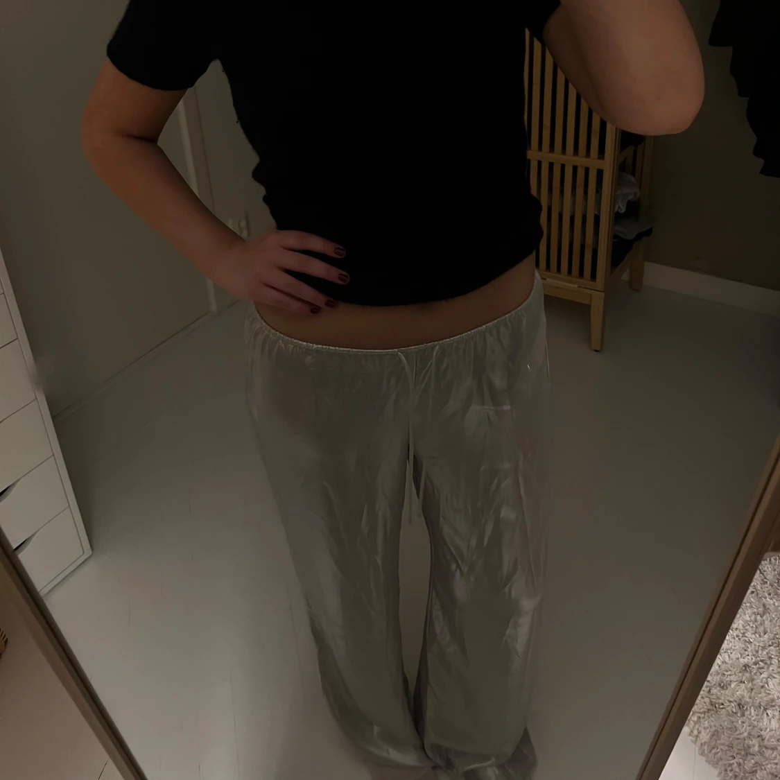 Silvriga vida satinbyxor