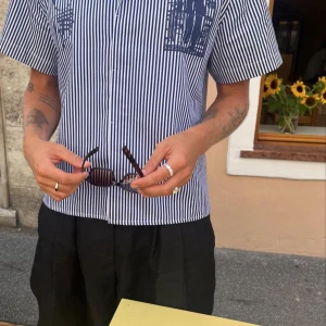 Blårandig kortärmad skjorta (söker)  - Söker denna tröja.