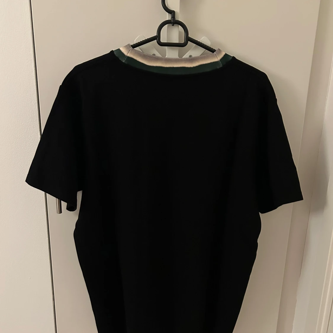 Acne studios Svart t-shirt med kontrastkrage - 2