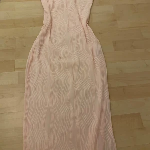 Rosa fin klänning  - En jätte fin klänning från shien. Som man kan ha över bikini. Klänningen gör så att man får en fin figur. Färgen är baby pink och jätte cute 🩰🎀🌸