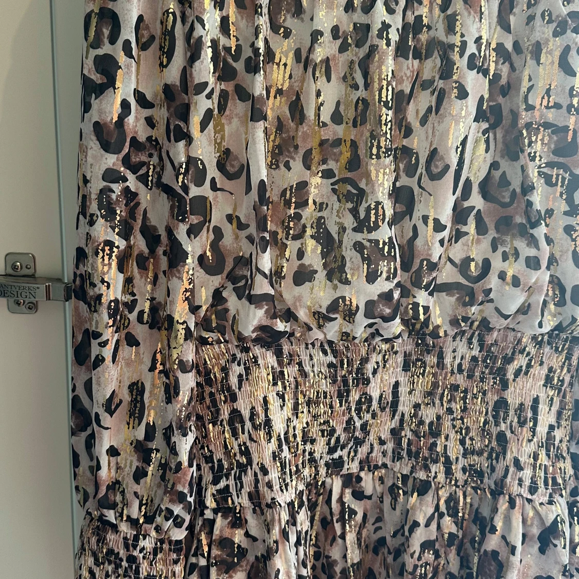 Leopardmönstrad klänning med guldiga detaljer - 1