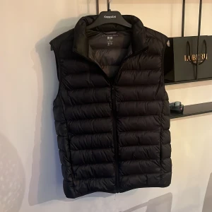 Uniqlo väst - Nästan helt ny, 9/10. Perfekt för sommaren