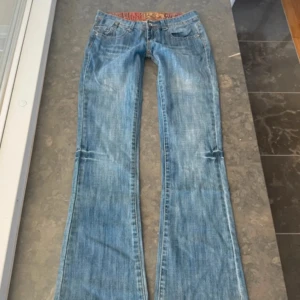 Lågmidjade bootcut jeans - Säljer dessa assnygga lågmidjade bootcut jeansen! 😍😍 Säljer då de är för små för mig. Midjemåttet tvärs över 38 cm, midjehöjd 18 cm , innerbenslängd 82 cm.🥰Priset går att diskutera💞