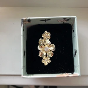 Jättesöt Ioaku ring - Säljer min superfina blomring från ioaku🥹 aldrig använd och är i nyskick!🩷 den är justerbar och är bara perfekt inför sommaren!🥰❤️ köpt för 600 i butik o boxen ingår!🤭