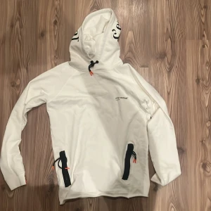 Vit hoodie från C'est Normal - C’est normal hoodie, vit, Strl. S, Mycket bra skick, endast använd ett fåtal ggr.                                      Tveka inte att höra av dig för mer detaljer