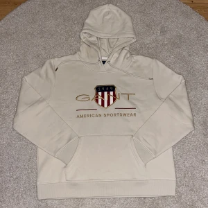 Beige Gant hoodie - En beige Gant hoodie. Aldrig använd så helt ny men utan kvitto. Storlek XL för kvinnor. 