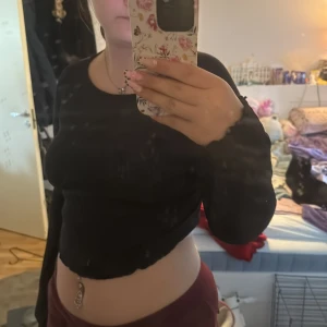 Svart långärmad croppad topp från Dazy - Säljer en svart långärmad croppad topp från Dazy. Toppen är ribbad och har en tight passform som framhäver figuren. Perfekt att styla med höga byxor eller kjol. Enkel och stilren design som passar till mycket.