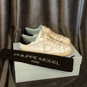 Philippe model  - Philippe model PRXS (junior)  - skick 9/10, mycket bra skick, endast pyttelite smutsiga - storlek 39, men passar 40 - tillbehör: box & dustbag - pris kan diskuteras, hör av er vid frågor🙌