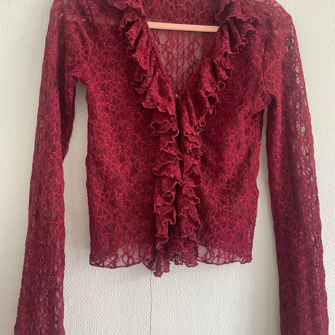 Vinröd spetsblus med volang från Noisy May