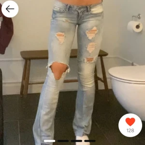 Jeans från only - Säljer nu mina väldigt low waist jeans med slitningar och hål från only, nypris 1200