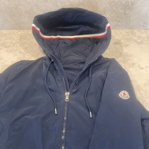 Moncler Windbreaker - Moncler Windbreaker | Storlek: 1/S | Skick: 8/10 | Nypris: Ca 8000kr | Pris: 2199kr | Pris kan diskuteras | Hör av er vid mer frågor | Mvh Leon