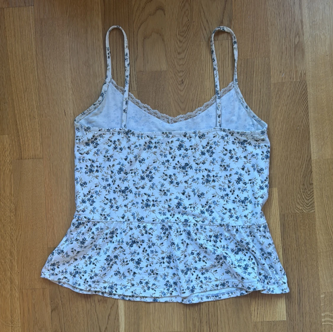 Blommig linnetopp med spets från Bik Bok - 1