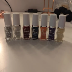 Nagellack från Depend i olika färger - Säljer flera nagellack från Depend i olika färger, inklusive glitter, klara, röda, orange, lila, gröna och beige toner. Små flaskor med vit kork, perfekt för att variera din nagelstil. Passar dig som gillar att experimentera med olika nagellooks.