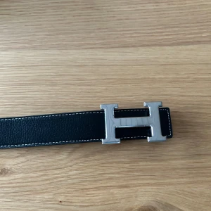 Hermés bälte - Säljer nu mitt Hermès bälte som är i väldigt fint skick knappt använt och ser inge bevis på att de är använt (skriv och fråga om ni undrar nått .