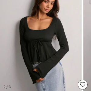 Cute hem Tie Top - Säljer den här trendiga och jättefina toppen från Nelly som är slutsåld. Använd fåtal gånger och inga defekter. Köpt för 199kr säljer för 150kr. Skriv för mer bilder.