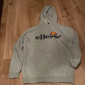 Ellesse tröja - Fin Ellesse tröja och mycket fint skick. Fins liknande tröjor i min profil