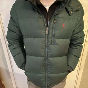 Ralph Lauren Jacka - Säljer nu min Ralph Lauren jacka pga sporadisk användning. Använd en vinter därför skulle jag säga att skicket är 9/10. Den har även inge defekter. Nypris 5000, mitt pris 2700.  Kvitto finns!!