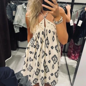 ZARA KLÄNNING😍 - Superfin sommar halterneck klänning från Zara. Passar perfekt för skolavslutningen/sommaren.💋 mitt lägsta pris är 400kr🩷