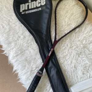 Prince Extender Lite 135 - Prince Extender Lite 135 är ett klassiskt squashracket, perfekt för dig som vill ta ditt spel till nästa nivå. Racketen har en lätt och smidig design, vilket gör den enkel att hantera både för nybörjare och mer erfarna spelare. Greppet är använt men funktionellt.gummi är liten trasig ,som ni se på bild fem ,men den påverkar inte raket.kan möta er i Stockholm 
