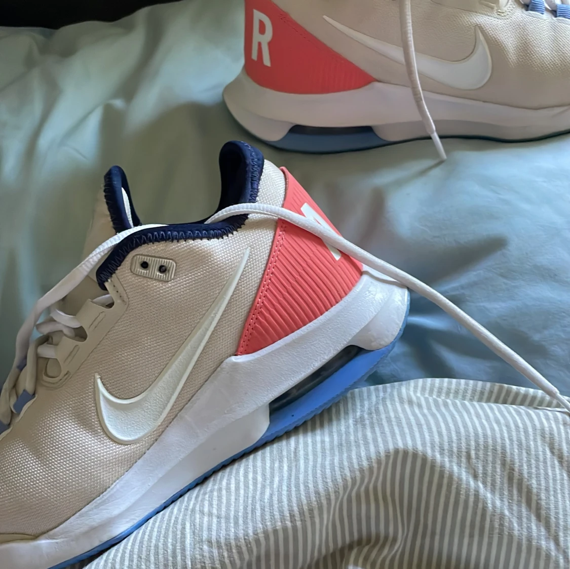 Nike springskor i vitt och korall - 2