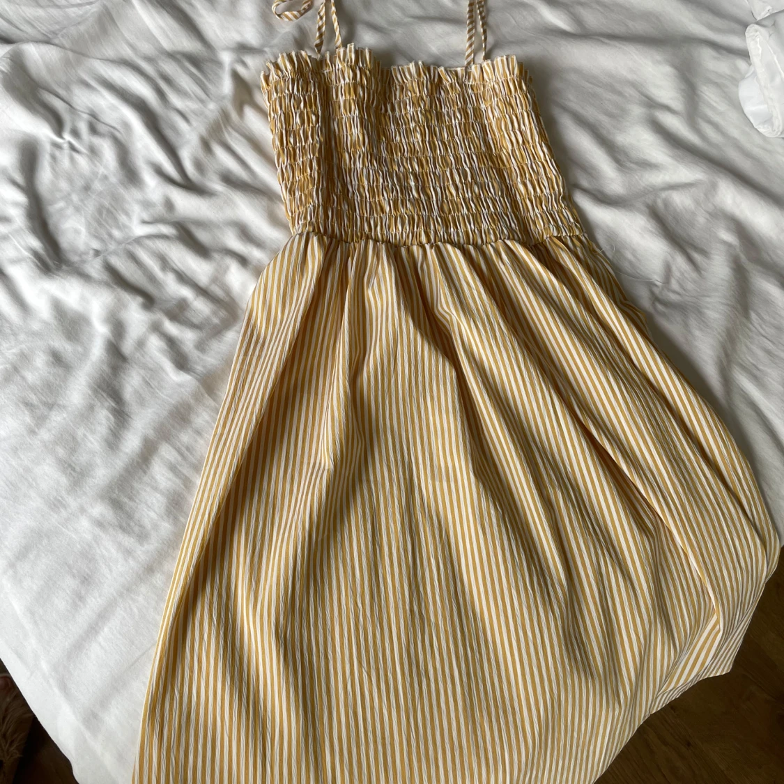 Gul och vit randig klänning med smock och knytband - 2