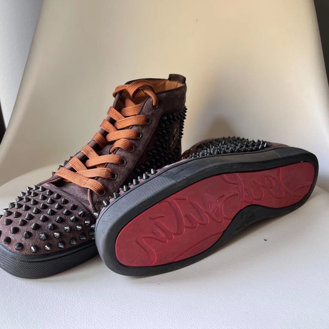 Bruna sneakers med nitar från Christian Louboutin