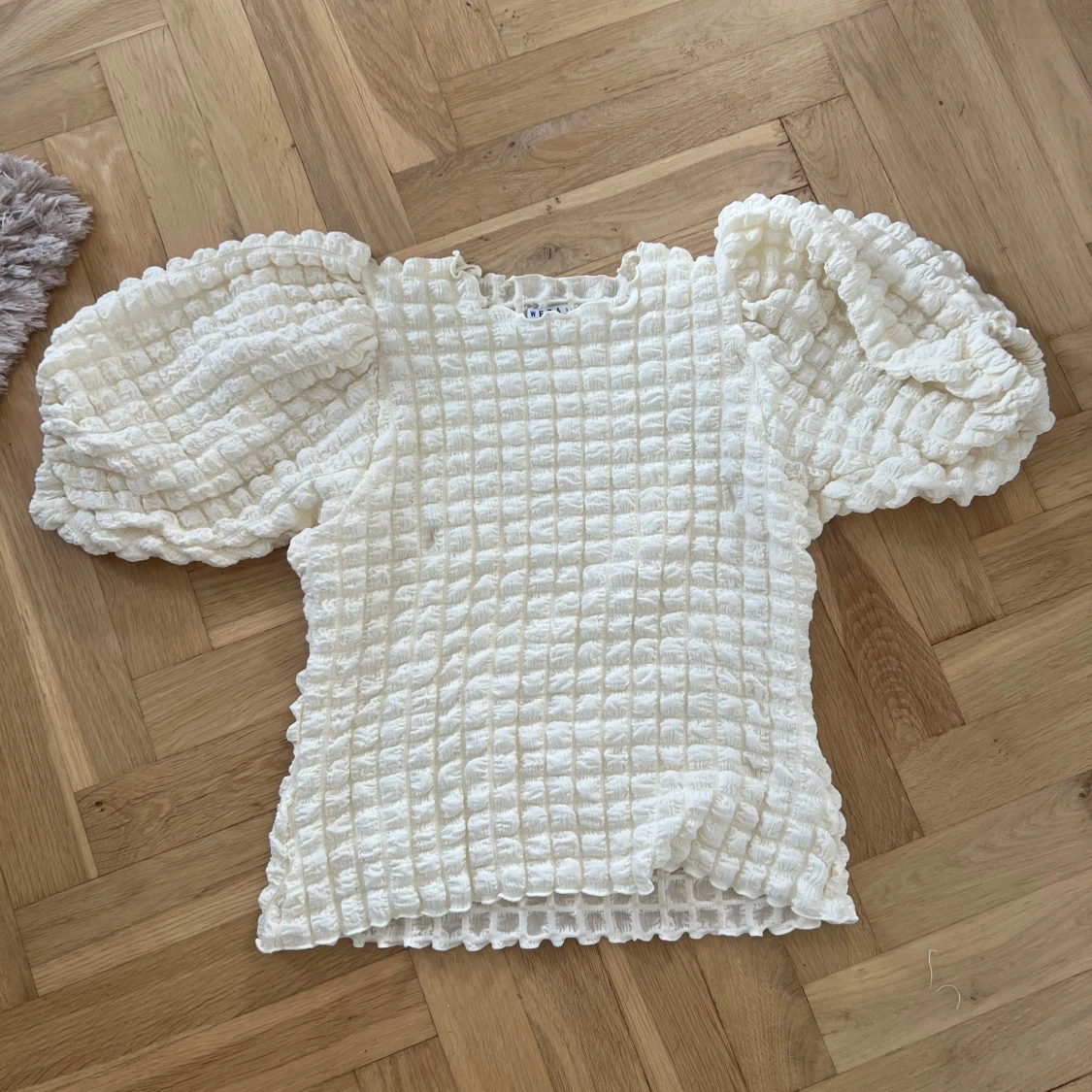 Vit blus med puffärmar