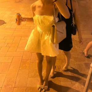 Sommar/student klänning - Så fin vit klänning som jag hade på studenten , men även så fin till sommaren!!! Fint skick