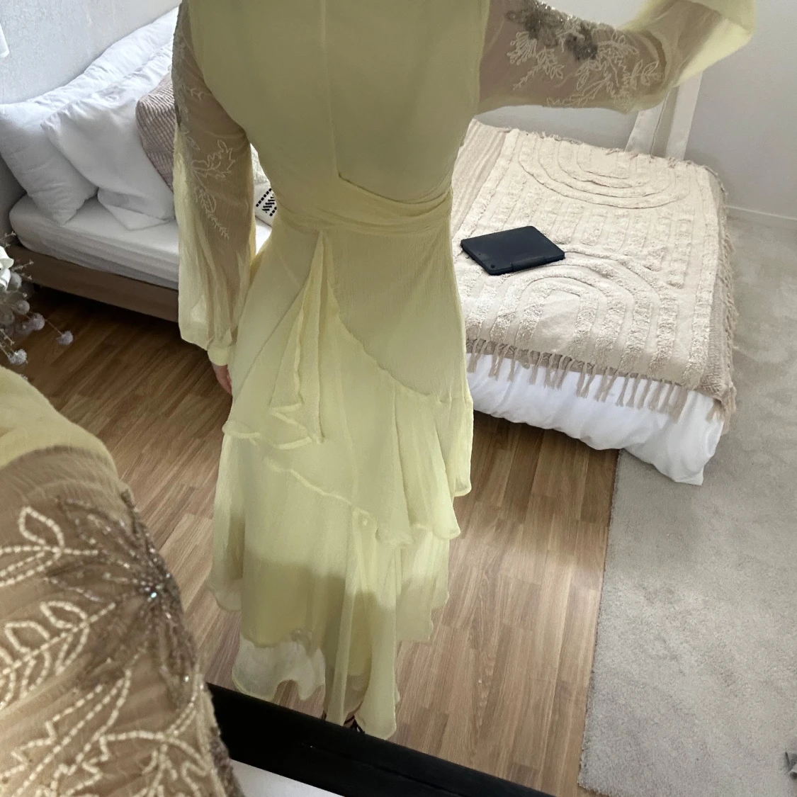 Ljusgul omlottklänning med broderade blommor - 3