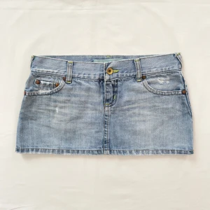 Lågmidjad jeanskjol 2000s  - jättesnygg ljusblå vintage jeanskjol med slitna detaljer 🩵liten sömn på insidan av bakfickan har gått upp (bild 3) går att fixa om man vill, fint skick i övrigt 🩵storlek s men passar xs/s 